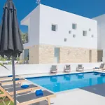 Vie Bleu Mit Pool- Im Zentrum By Interhome *
