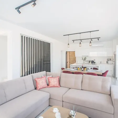 Vie Bleu Mit Pool- Im Zentrum By Interhome Hébergement de vacances Protaras
