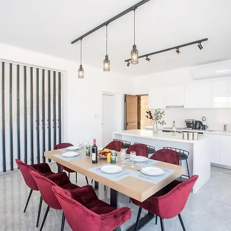 Vie Bleu Mit Pool- Im Zentrum By Interhome